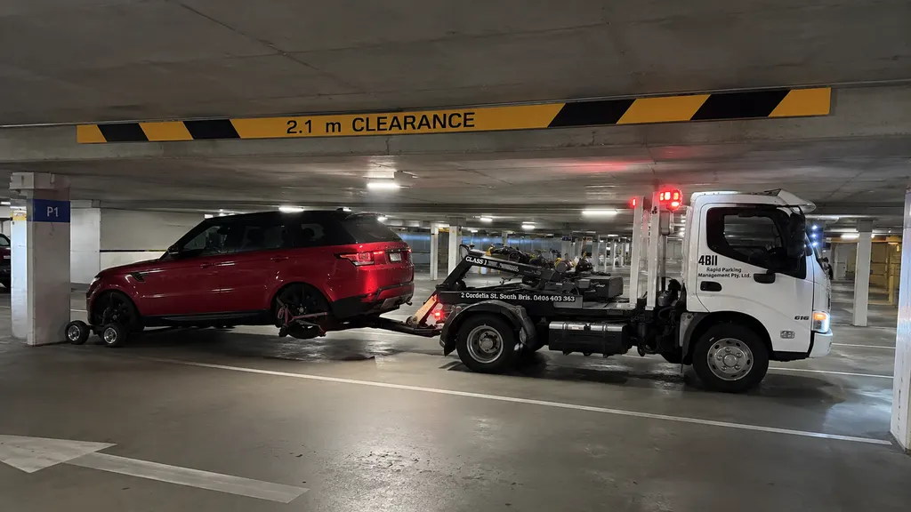 Low-clearance recovery vehicle working in a tight basement car park